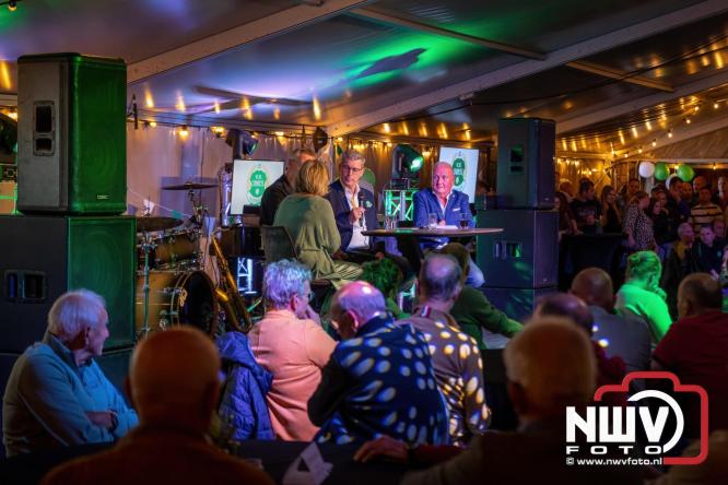 Onder luid applaus en in een tot de nok gevulde feesttent vierde Owios uit Oldebroek haar 100-jarig jubileum met een onvergetelijke receptie. - © NWVFoto.nl