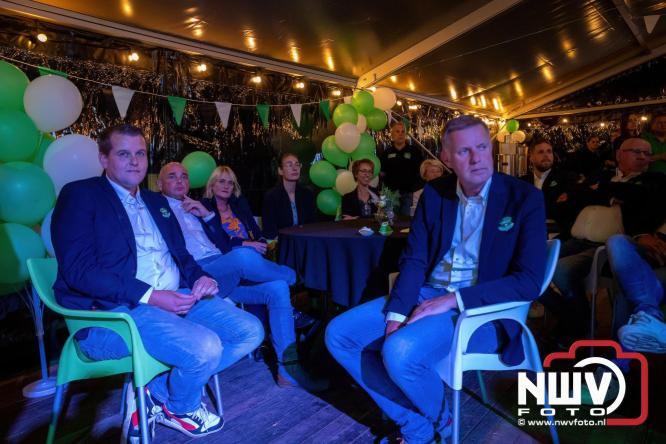 Onder luid applaus en in een tot de nok gevulde feesttent vierde Owios uit Oldebroek haar 100-jarig jubileum met een onvergetelijke receptie. - © NWVFoto.nl