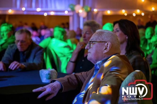 Onder luid applaus en in een tot de nok gevulde feesttent vierde Owios uit Oldebroek haar 100-jarig jubileum met een onvergetelijke receptie. - © NWVFoto.nl