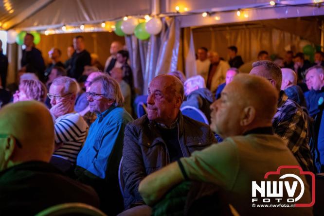Onder luid applaus en in een tot de nok gevulde feesttent vierde Owios uit Oldebroek haar 100-jarig jubileum met een onvergetelijke receptie. - © NWVFoto.nl