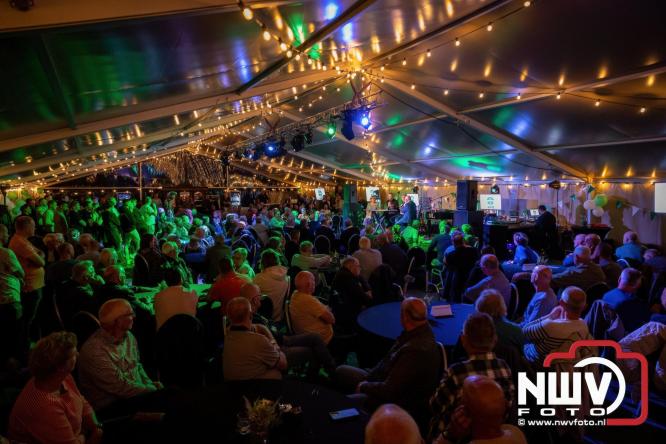 Onder luid applaus en in een tot de nok gevulde feesttent vierde Owios uit Oldebroek haar 100-jarig jubileum met een onvergetelijke receptie. - © NWVFoto.nl
