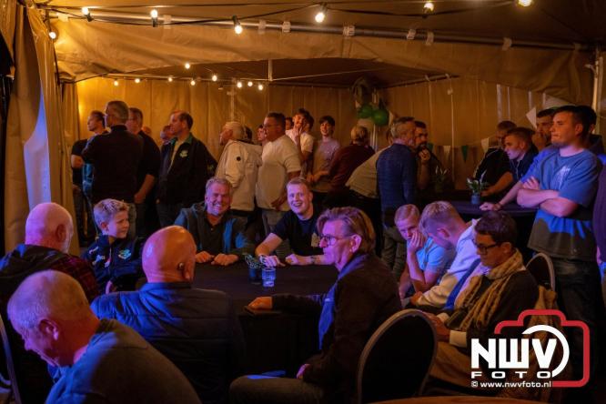 Onder luid applaus en in een tot de nok gevulde feesttent vierde Owios uit Oldebroek haar 100-jarig jubileum met een onvergetelijke receptie. - © NWVFoto.nl