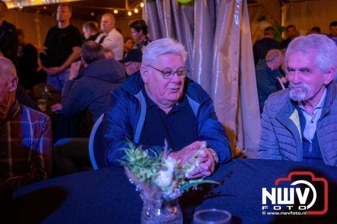 Onder luid applaus en in een tot de nok gevulde feesttent vierde Owios uit Oldebroek haar 100-jarig jubileum met een onvergetelijke receptie. - © NWVFoto.nl