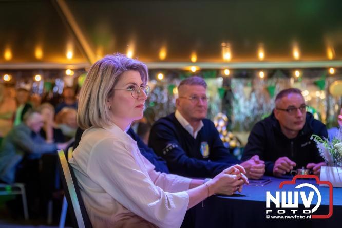 Onder luid applaus en in een tot de nok gevulde feesttent vierde Owios uit Oldebroek haar 100-jarig jubileum met een onvergetelijke receptie. - © NWVFoto.nl