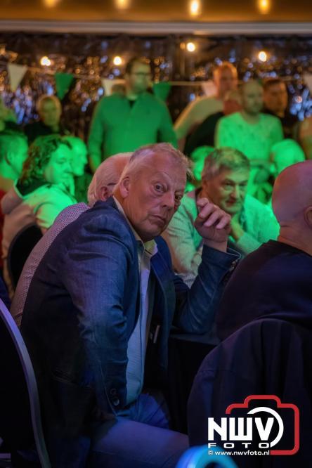 Onder luid applaus en in een tot de nok gevulde feesttent vierde Owios uit Oldebroek haar 100-jarig jubileum met een onvergetelijke receptie. - © NWVFoto.nl