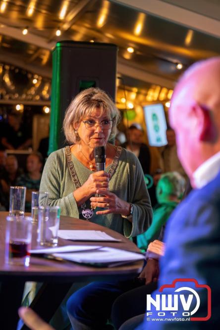 Onder luid applaus en in een tot de nok gevulde feesttent vierde Owios uit Oldebroek haar 100-jarig jubileum met een onvergetelijke receptie. - © NWVFoto.nl