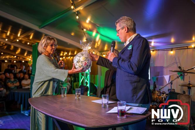 Onder luid applaus en in een tot de nok gevulde feesttent vierde Owios uit Oldebroek haar 100-jarig jubileum met een onvergetelijke receptie. - © NWVFoto.nl