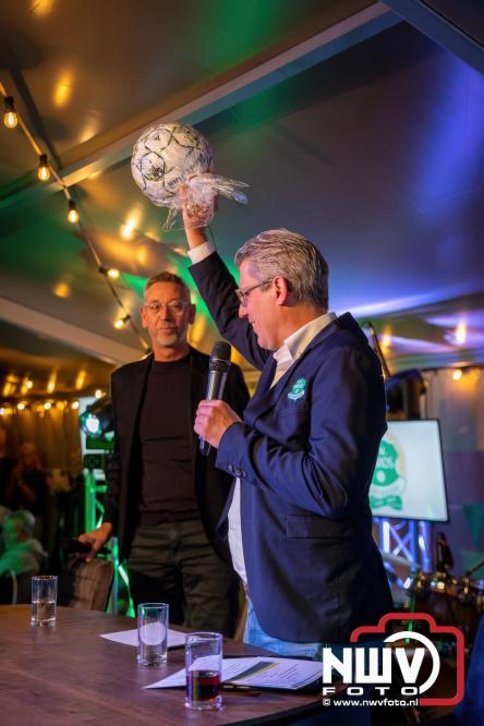 Onder luid applaus en in een tot de nok gevulde feesttent vierde Owios uit Oldebroek haar 100-jarig jubileum met een onvergetelijke receptie. - © NWVFoto.nl