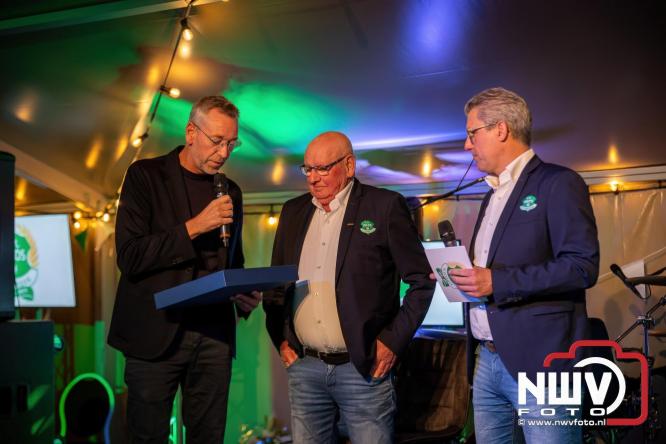 Onder luid applaus en in een tot de nok gevulde feesttent vierde Owios uit Oldebroek haar 100-jarig jubileum met een onvergetelijke receptie. - © NWVFoto.nl