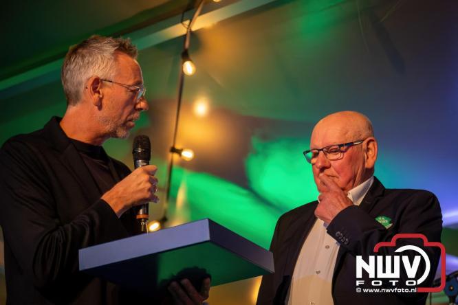 Onder luid applaus en in een tot de nok gevulde feesttent vierde Owios uit Oldebroek haar 100-jarig jubileum met een onvergetelijke receptie. - © NWVFoto.nl