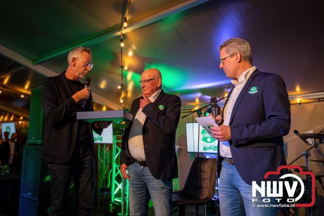 Onder luid applaus en in een tot de nok gevulde feesttent vierde Owios uit Oldebroek haar 100-jarig jubileum met een onvergetelijke receptie. - © NWVFoto.nl