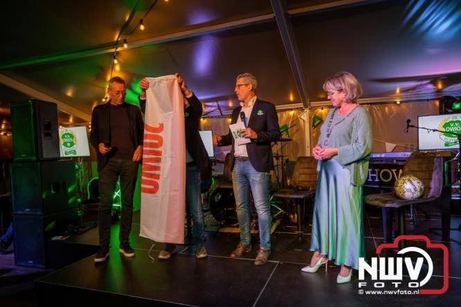 Onder luid applaus en in een tot de nok gevulde feesttent vierde Owios uit Oldebroek haar 100-jarig jubileum met een onvergetelijke receptie. - © NWVFoto.nl