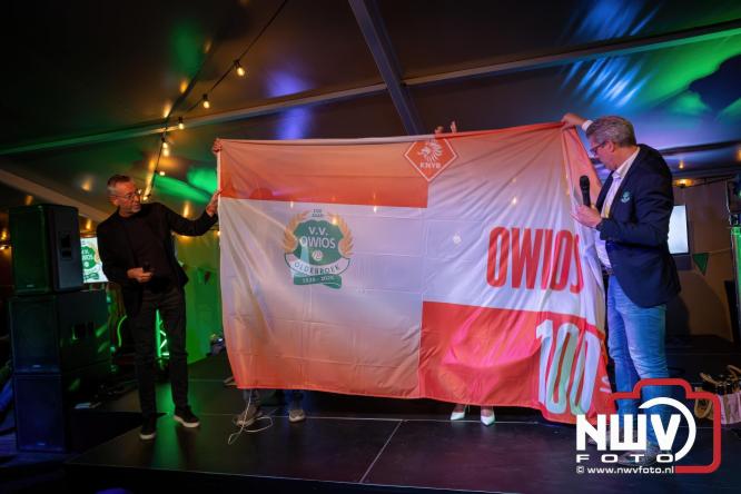Onder luid applaus en in een tot de nok gevulde feesttent vierde Owios uit Oldebroek haar 100-jarig jubileum met een onvergetelijke receptie. - © NWVFoto.nl