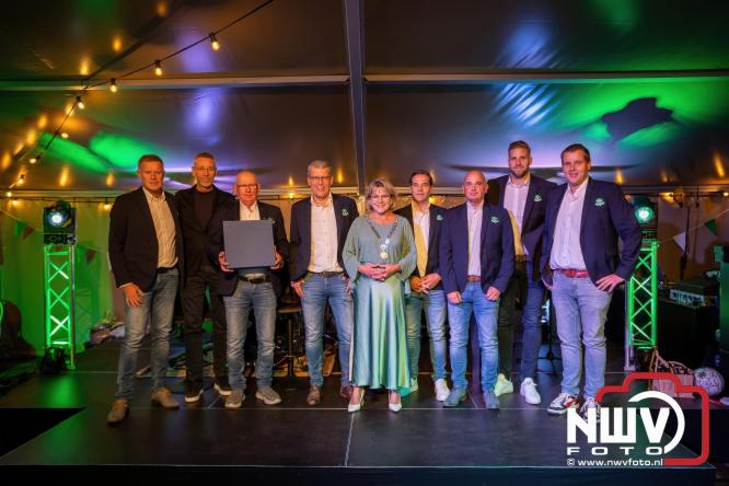 Onder luid applaus en in een tot de nok gevulde feesttent vierde Owios uit Oldebroek haar 100-jarig jubileum met een onvergetelijke receptie. - © NWVFoto.nl