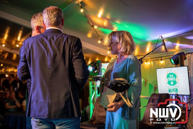 Onder luid applaus en in een tot de nok gevulde feesttent vierde Owios uit Oldebroek haar 100-jarig jubileum met een onvergetelijke receptie. - © NWVFoto.nl