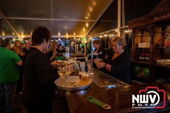 Onder luid applaus en in een tot de nok gevulde feesttent vierde Owios uit Oldebroek haar 100-jarig jubileum met een onvergetelijke receptie. - © NWVFoto.nl