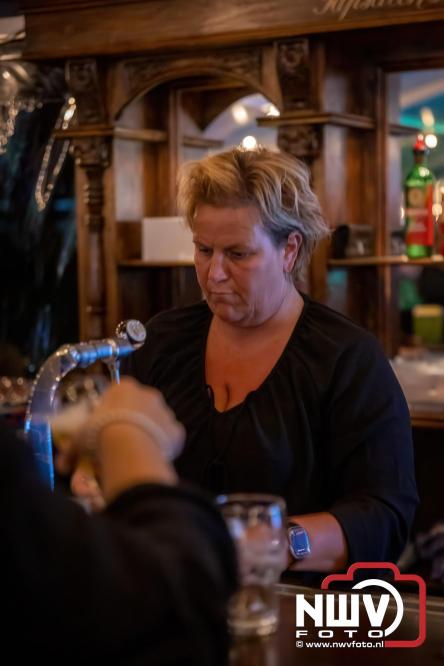 Onder luid applaus en in een tot de nok gevulde feesttent vierde Owios uit Oldebroek haar 100-jarig jubileum met een onvergetelijke receptie. - © NWVFoto.nl