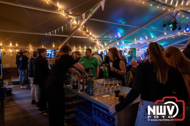 Onder luid applaus en in een tot de nok gevulde feesttent vierde Owios uit Oldebroek haar 100-jarig jubileum met een onvergetelijke receptie. - © NWVFoto.nl
