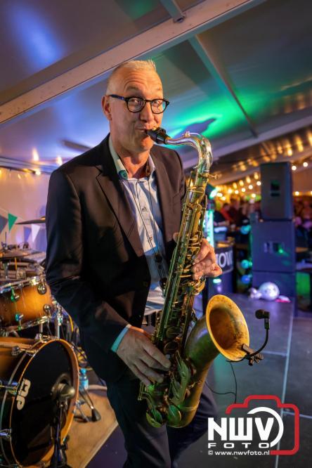 Onder luid applaus en in een tot de nok gevulde feesttent vierde Owios uit Oldebroek haar 100-jarig jubileum met een onvergetelijke receptie. - © NWVFoto.nl