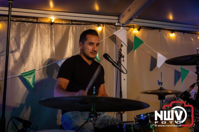Onder luid applaus en in een tot de nok gevulde feesttent vierde Owios uit Oldebroek haar 100-jarig jubileum met een onvergetelijke receptie. - © NWVFoto.nl