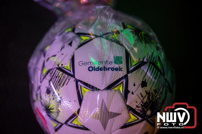 Onder luid applaus en in een tot de nok gevulde feesttent vierde Owios uit Oldebroek haar 100-jarig jubileum met een onvergetelijke receptie. - © NWVFoto.nl