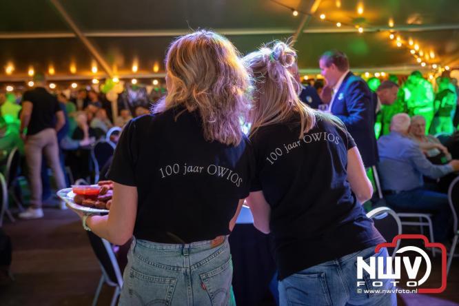 Onder luid applaus en in een tot de nok gevulde feesttent vierde Owios uit Oldebroek haar 100-jarig jubileum met een onvergetelijke receptie. - © NWVFoto.nl