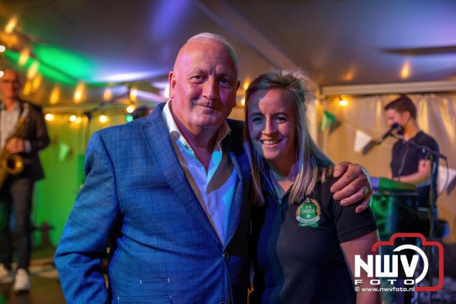 Onder luid applaus en in een tot de nok gevulde feesttent vierde Owios uit Oldebroek haar 100-jarig jubileum met een onvergetelijke receptie. - © NWVFoto.nl