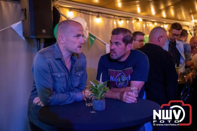 Onder luid applaus en in een tot de nok gevulde feesttent vierde Owios uit Oldebroek haar 100-jarig jubileum met een onvergetelijke receptie. - © NWVFoto.nl
