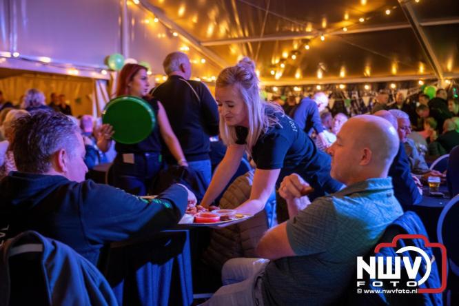 Onder luid applaus en in een tot de nok gevulde feesttent vierde Owios uit Oldebroek haar 100-jarig jubileum met een onvergetelijke receptie. - © NWVFoto.nl