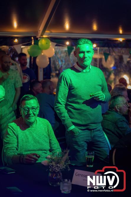 Onder luid applaus en in een tot de nok gevulde feesttent vierde Owios uit Oldebroek haar 100-jarig jubileum met een onvergetelijke receptie. - © NWVFoto.nl