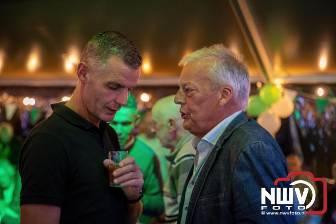 Onder luid applaus en in een tot de nok gevulde feesttent vierde Owios uit Oldebroek haar 100-jarig jubileum met een onvergetelijke receptie. - © NWVFoto.nl