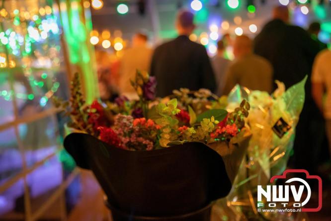 Onder luid applaus en in een tot de nok gevulde feesttent vierde Owios uit Oldebroek haar 100-jarig jubileum met een onvergetelijke receptie. - © NWVFoto.nl