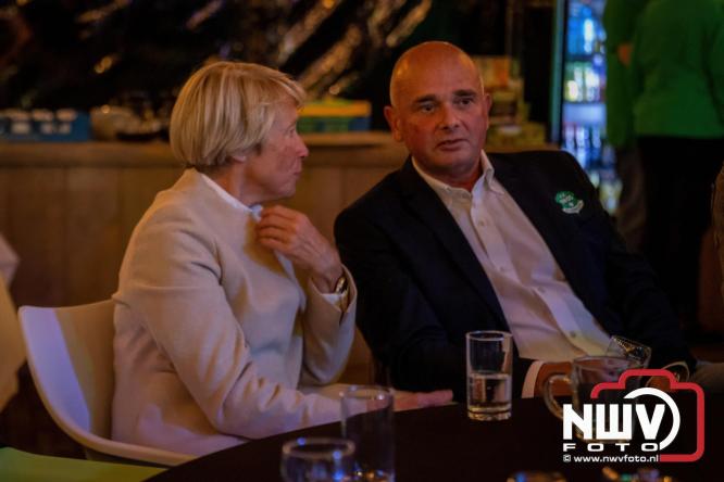 Onder luid applaus en in een tot de nok gevulde feesttent vierde Owios uit Oldebroek haar 100-jarig jubileum met een onvergetelijke receptie. - © NWVFoto.nl