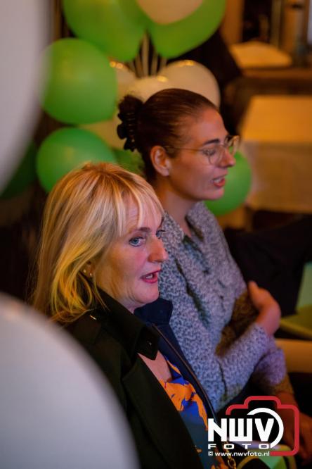 Onder luid applaus en in een tot de nok gevulde feesttent vierde Owios uit Oldebroek haar 100-jarig jubileum met een onvergetelijke receptie. - © NWVFoto.nl
