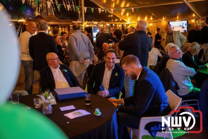 Onder luid applaus en in een tot de nok gevulde feesttent vierde Owios uit Oldebroek haar 100-jarig jubileum met een onvergetelijke receptie. - © NWVFoto.nl