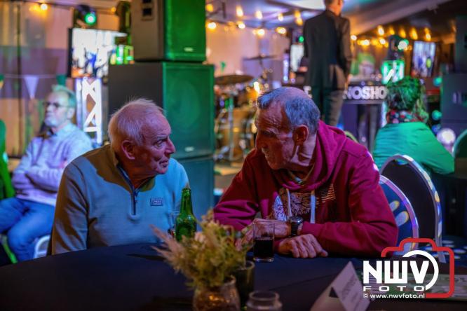 Onder luid applaus en in een tot de nok gevulde feesttent vierde Owios uit Oldebroek haar 100-jarig jubileum met een onvergetelijke receptie. - © NWVFoto.nl