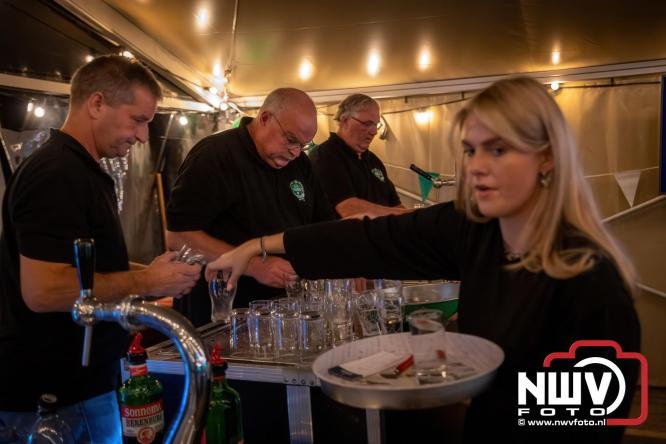 Onder luid applaus en in een tot de nok gevulde feesttent vierde Owios uit Oldebroek haar 100-jarig jubileum met een onvergetelijke receptie. - © NWVFoto.nl