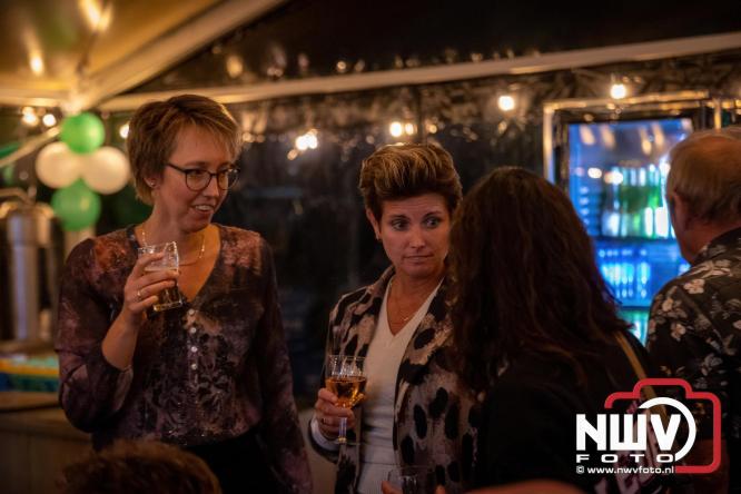 Onder luid applaus en in een tot de nok gevulde feesttent vierde Owios uit Oldebroek haar 100-jarig jubileum met een onvergetelijke receptie. - © NWVFoto.nl