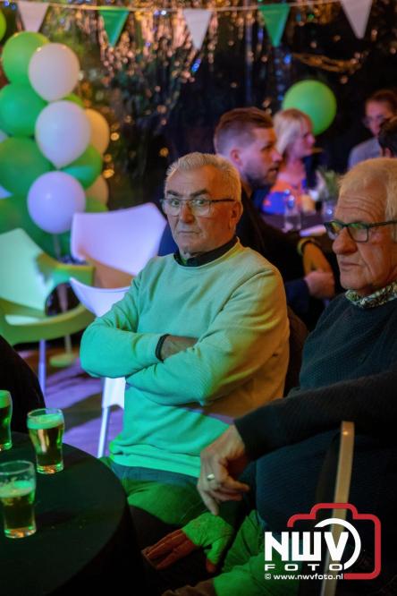 Onder luid applaus en in een tot de nok gevulde feesttent vierde Owios uit Oldebroek haar 100-jarig jubileum met een onvergetelijke receptie. - © NWVFoto.nl