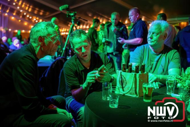 Onder luid applaus en in een tot de nok gevulde feesttent vierde Owios uit Oldebroek haar 100-jarig jubileum met een onvergetelijke receptie. - © NWVFoto.nl
