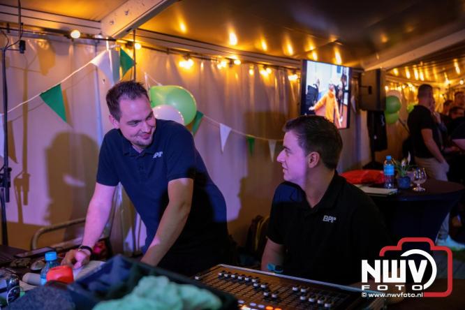 Onder luid applaus en in een tot de nok gevulde feesttent vierde Owios uit Oldebroek haar 100-jarig jubileum met een onvergetelijke receptie. - © NWVFoto.nl