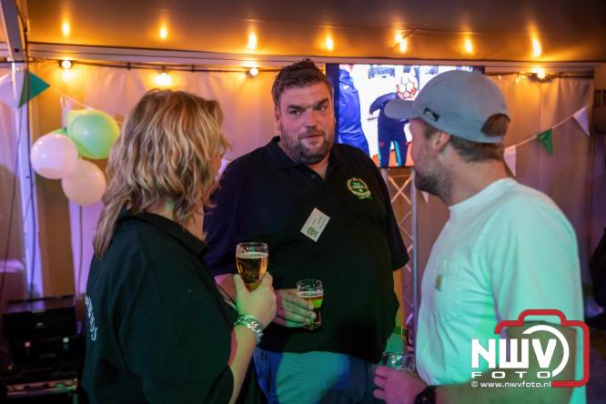 Onder luid applaus en in een tot de nok gevulde feesttent vierde Owios uit Oldebroek haar 100-jarig jubileum met een onvergetelijke receptie. - © NWVFoto.nl