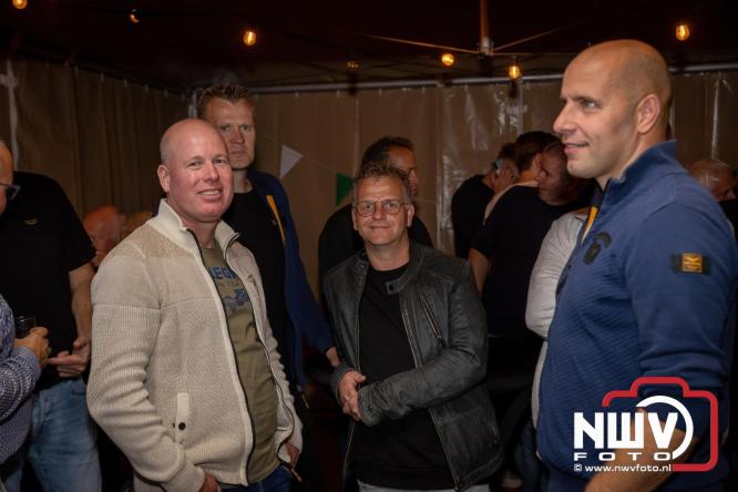 Onder luid applaus en in een tot de nok gevulde feesttent vierde Owios uit Oldebroek haar 100-jarig jubileum met een onvergetelijke receptie. - © NWVFoto.nl