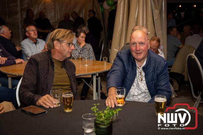 Onder luid applaus en in een tot de nok gevulde feesttent vierde Owios uit Oldebroek haar 100-jarig jubileum met een onvergetelijke receptie. - © NWVFoto.nl