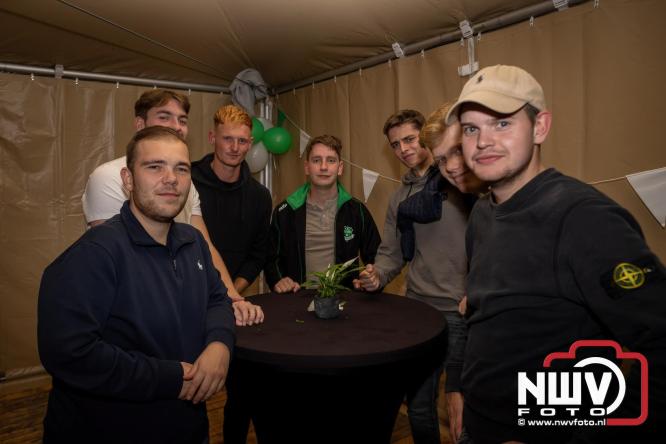 Onder luid applaus en in een tot de nok gevulde feesttent vierde Owios uit Oldebroek haar 100-jarig jubileum met een onvergetelijke receptie. - © NWVFoto.nl