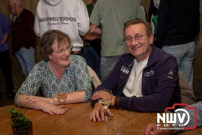 Onder luid applaus en in een tot de nok gevulde feesttent vierde Owios uit Oldebroek haar 100-jarig jubileum met een onvergetelijke receptie. - © NWVFoto.nl