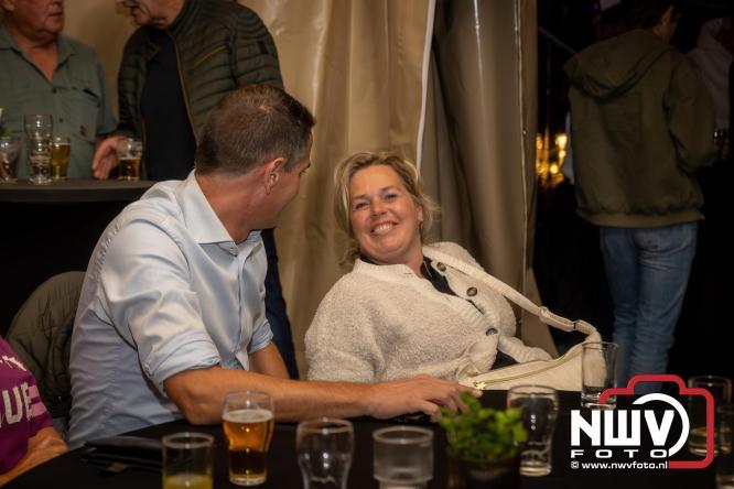 Onder luid applaus en in een tot de nok gevulde feesttent vierde Owios uit Oldebroek haar 100-jarig jubileum met een onvergetelijke receptie. - © NWVFoto.nl