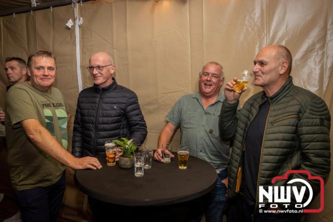 Onder luid applaus en in een tot de nok gevulde feesttent vierde Owios uit Oldebroek haar 100-jarig jubileum met een onvergetelijke receptie. - © NWVFoto.nl
