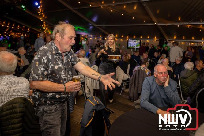 Onder luid applaus en in een tot de nok gevulde feesttent vierde Owios uit Oldebroek haar 100-jarig jubileum met een onvergetelijke receptie. - © NWVFoto.nl