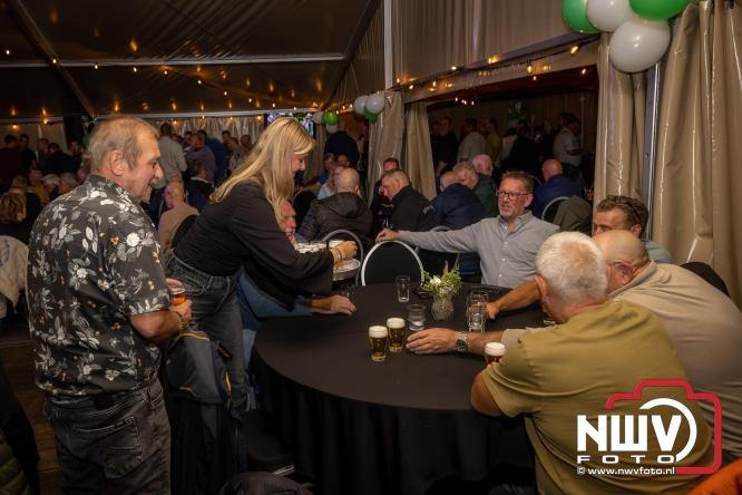 Onder luid applaus en in een tot de nok gevulde feesttent vierde Owios uit Oldebroek haar 100-jarig jubileum met een onvergetelijke receptie. - © NWVFoto.nl